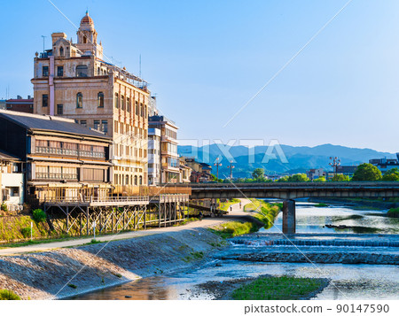 京都鴨川和四條大橋晨景 90147590