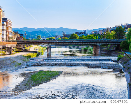 Kyoto Kamogawa and Shijo Ohashi morning view 90147591