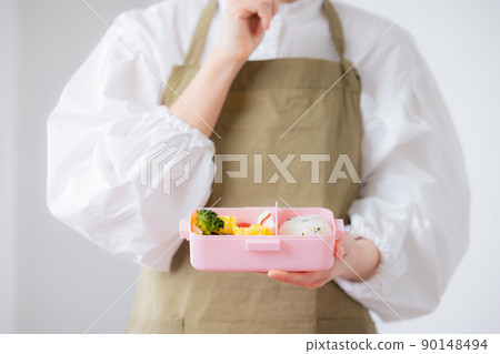 媽媽為孩子做午餐 媽媽為孩子做午餐 90148494