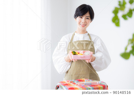 媽媽為孩子做午餐 90148516