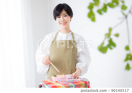 Mom making a lunch for a child Mom making a lunch for a child 90148517
