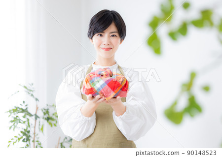 媽媽為孩子做午餐 媽媽為孩子做午餐 90148523