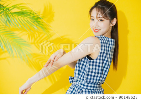 夏天女人黃色背景 夏天女人黃色背景 90148625
