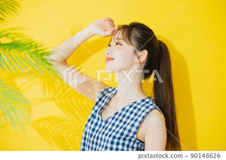 夏天女人黃色背景 夏天女人黃色背景 90148626