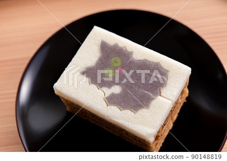 Die-cut Baumkuchen cat on a wooden tray and a black plate Die-cut Baumkuchen cat on a wooden tray and a black plate 90148819