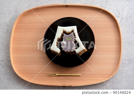 Die-cut Baumkuchen cat on a wooden tray and a black plate Die-cut Baumkuchen cat on a wooden tray and a black plate 90148824