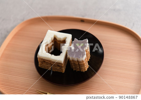 木盤和黑盤上模切的年輪蛋糕貓 木盤和黑盤上模切的年輪蛋糕貓 90148867