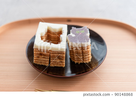 Die-cut Baumkuchen cat on a wooden tray and a black plate Die-cut Baumkuchen cat on a wooden tray and a black plate 90148868