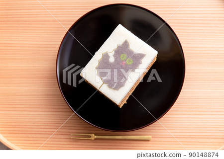 Die-cut Baumkuchen cat on a wooden tray and a black plate Die-cut Baumkuchen cat on a wooden tray and a black plate 90148874