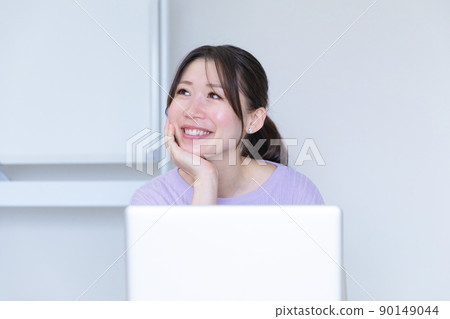一個女人在工作中擔心的形象 一個女人在工作中擔心的形象 90149044