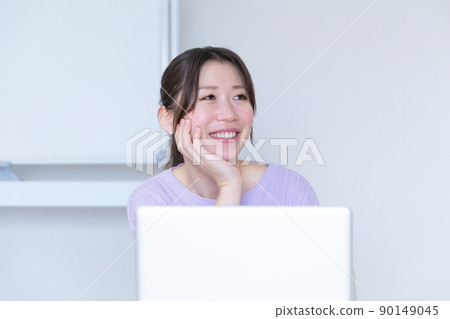 一個女人在工作中擔心的形象 一個女人在工作中擔心的形象 90149045