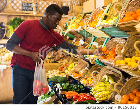 Man buying vegetables and fruits in supermarket 90150018