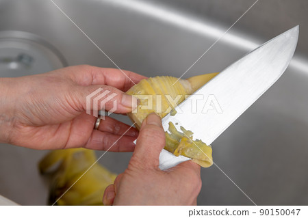 [Boiled bamboo shoots: Cut the hard part of the boiled bamboo shoots] 90150047