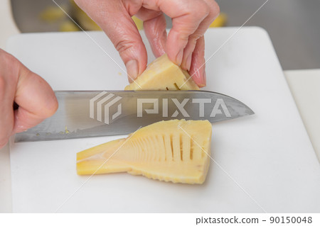 [Draining the bamboo shoots, cutting the boiled bamboo shoots] 90150048