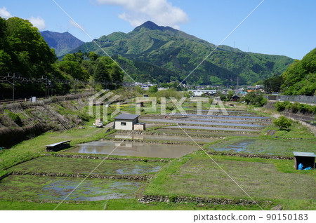Tsurugatoriyayama and Otsuki City Hatsukari Rural Scene [Otsuki City Hatsukari, Yamanashi Prefecture] 90150183