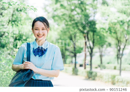 上學的女學生 90151246