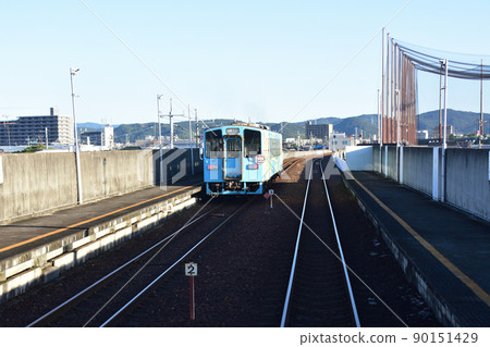 2021 年。早上水島臨海鐵道水島本線的風景 90151429
