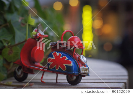 Red retro mini motorcycle miscellaneous goods and cityscape scenery plants illumination green Red retro mini motorcycle miscellaneous goods and cityscape scenery plants illumination green 90152099