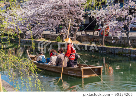 (Okayama Prefecture) Kurashiki Boat Ride Boarding Tourists on a river boat Spring (Okayama Prefecture) Kurashiki Boat Ride Boarding Tourists on a river boat Spring 90154205