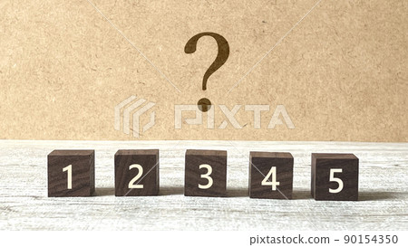 12345 5 brown cubes with numbers and question mark_cork background 12345 5 brown cubes with numbers and question mark_cork background 90154350