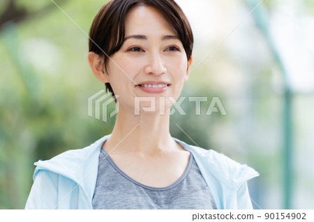 運動裝的女性 90154902
