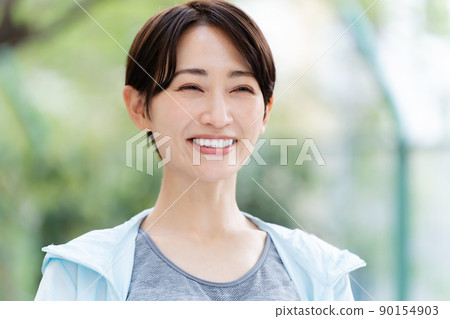 運動裝的女性 90154903