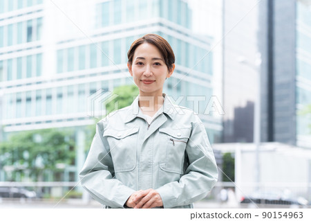 一個穿著工作服的微笑女人 一個穿著工作服的微笑女人 90154963