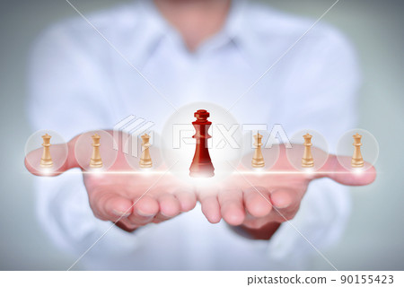 男商人手捧壹列排開的國際象棋 90155423