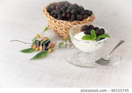 Superfoods Freshly picked mulberry (morus alba) Superfoods Freshly picked mulberry (morus alba) 90155745