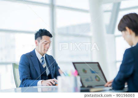 在時尚辦公室工作的商人 在時尚辦公室工作的商人 90156003