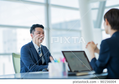 一個在時尚辦公室開會的商人 一個在時尚辦公室開會的商人 90156004