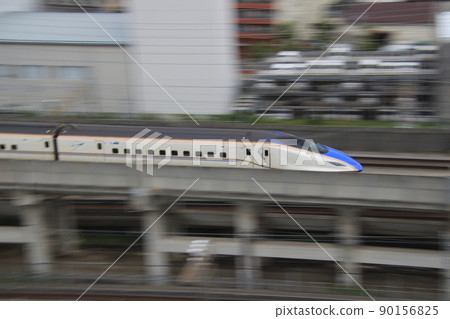 Joetsu Shinkansen / Hokuriku Shinkansen E7 series (follow shot) 90156825