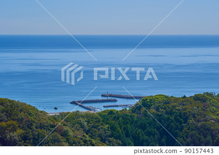 從神奈川縣平塚市的湘平平展望台南側的大磯港和相模灣的地平線 從神奈川縣平塚市的湘平平展望台南側的大磯港和相模灣的地平線 90157443