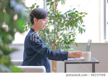 一位女商人伸手去拿咖啡杯 1 90157449