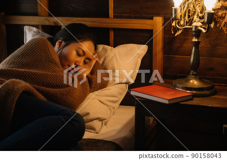 一個女人睡在臥室裡的形象,睡覺的形象 一個女人睡在臥室裡的形象,睡覺的形象 90158043