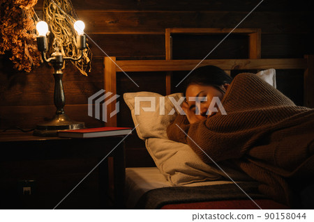 一個女人睡在臥室裡的形象，睡覺的形象 90158044