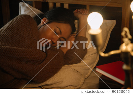 一個女人睡在臥室裡的形象，睡覺的形象 90158045
