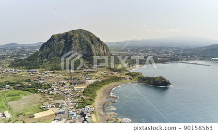 濟州島西歸浦市龍頭海岸黃口海水浴場山房山 濟州島西歸浦市龍頭海岸黃口海水浴場山房山 90158563
