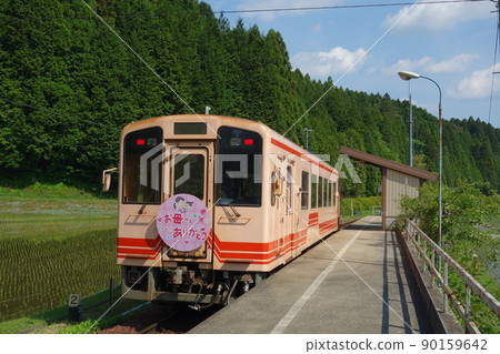 Train departing from Noshi Station, Akechi Railway, Gifu Prefecture 90159642
