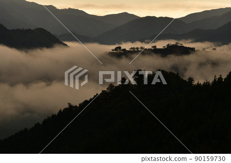 從藤和峠看武田城的雲海 從藤和峠看武田城的雲海 90159730