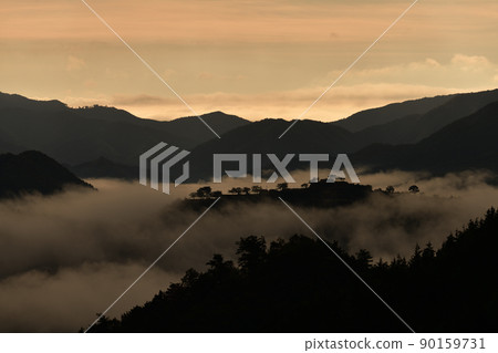 從藤和峠看武田城的雲海 從藤和峠看武田城的雲海 90159731
