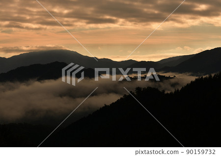 從藤和峠看武田城的雲海 從藤和峠看武田城的雲海 90159732