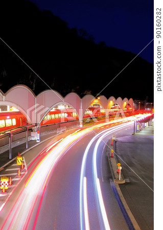 [Hakone Town] Trains and cars going to and from the hot spring town at night 90160282