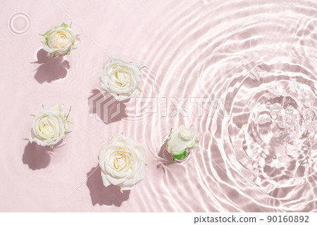 Sunny summer cosmetic background with flowers. The texture of the water surface. 90160892