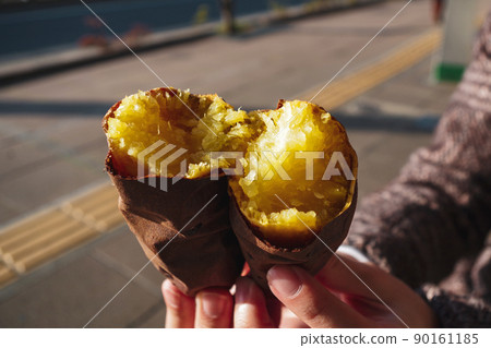 Roasted sweet potato to eat outside 90161185