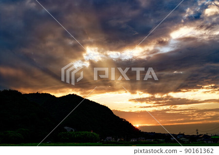 夕陽透過山與雲的縫隙的風景 夕陽透過山與雲的縫隙的風景 90161362