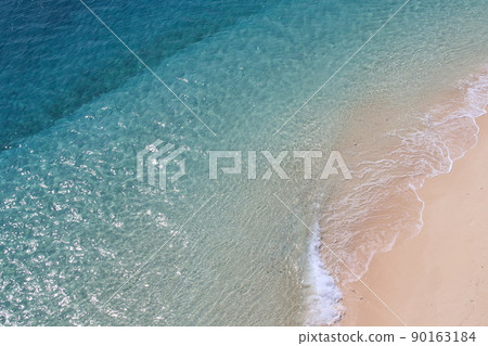 White sand beach and emerald green sea 90163184