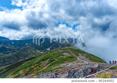 Climbing Mt. Asahidake in the Daisetsu Mountains Climbing Mt. Asahidake in the Daisetsu Mountains 90164002