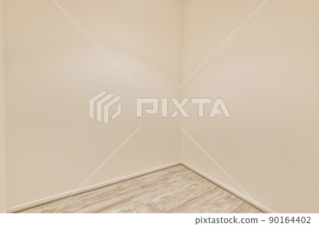 Spacious bright empty room with laminate floors in a modern house Spacious bright empty room with laminate floors in a modern house 90164402