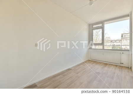 Plastic window and radiator on white wall in empty light room at home 90164538